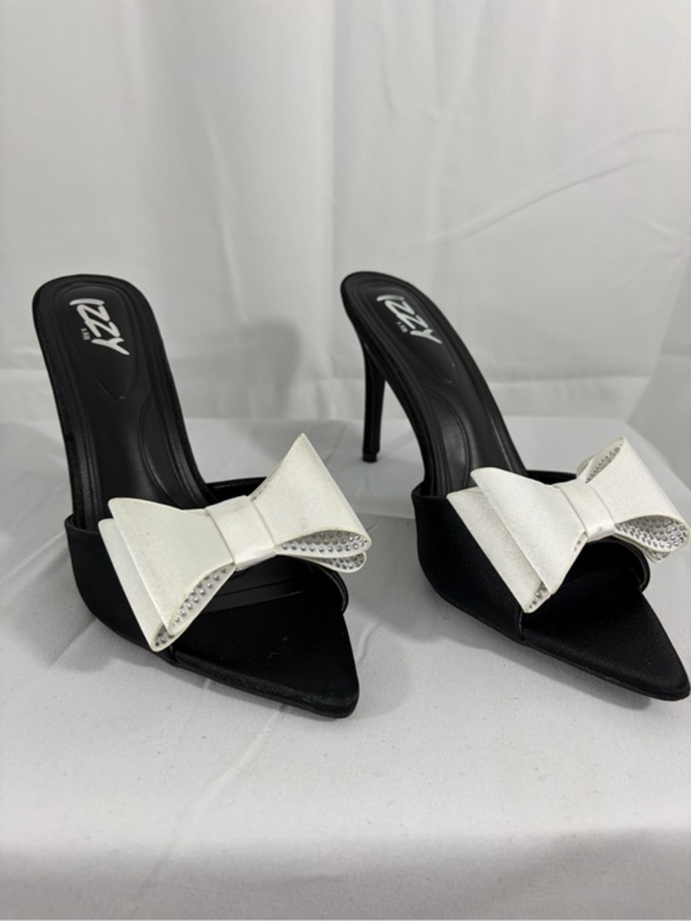 NWT Vera Wang Womens Size 9 Black Pointed Toe 3.5 Inch Heel with White Bow
